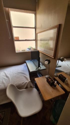 1 dormitorio con escritorio y ordenador portátil en la cama en Habitacion Shabby Chic- next Consulado USA-Aeroparque Airport en Buenos Aires