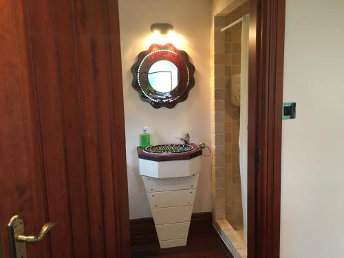 bagno con lavandino e specchio a parete di Eden Cottage Countryside Retreat a Ennis