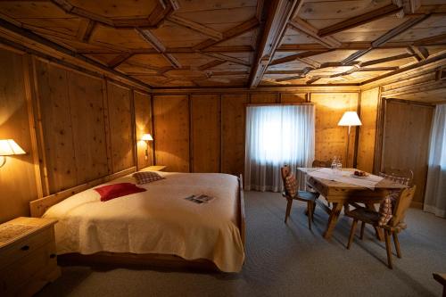 Hotel Engiadinaにあるベッド