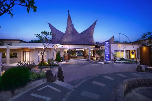 ein Hotel mit einem großen Gebäude mit spitzen Türmen in der Unterkunft ASTON Sunset Beach Resort - Gili Trawangan in Gili Trawangan