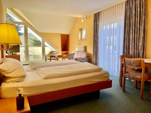 Giường trong phòng chung tại Landhotel zur Linde