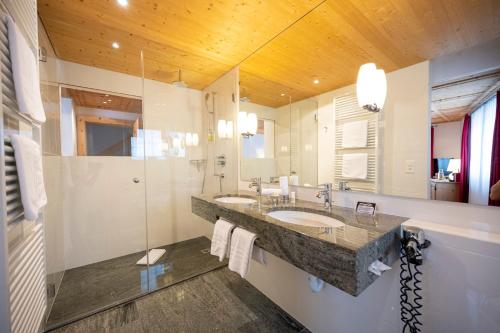 Koupelna v ubytování Hotel Engiadina