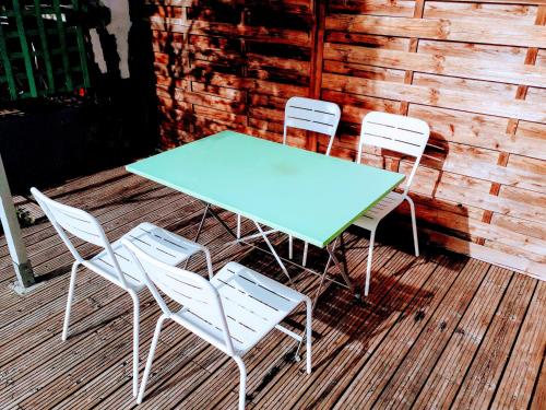 een tafel en vier stoelen op een terras bij L'ermitage in Agen