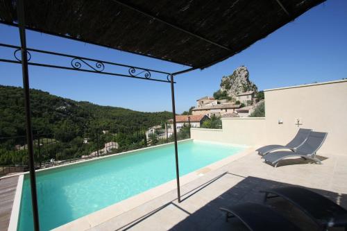 Blick auf den Pool von einem Haus aus in der Unterkunft maison 180 m² proche de Beaumes de Venise in La Roque-Alric