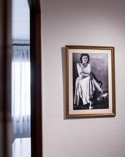 a picture of a woman hanging on a wall at Villa Paquita - Delta de l'Ebre in Deltebre