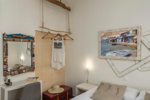 Una habitación con una cama y un cuadro en la pared. en Medousa, en Adamas