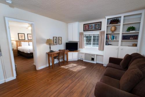 a living room with a couch and a table and a bed at Cold Creek Inn in Mount Shasta