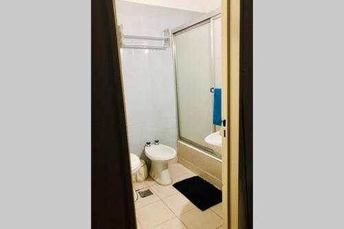 a bathroom with a toilet and a sink at Luminoso departamento en el corazón de Olivos in Olivos
