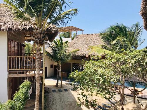 ein Haus mit einer Palme davor in der Unterkunft Casa dos Irmãos in Prea