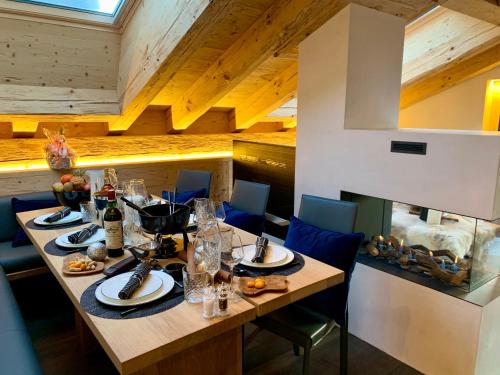 een eetkamer met een tafel en blauwe stoelen bij New, Luxurious and Central Art Penthouse in Verbier