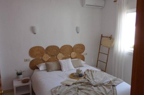 sypialnia z białym łóżkiem z dużym zagłówkiem w obiekcie Apartamento completo max. 6 huéspedes w mieście Cumbre del Sol