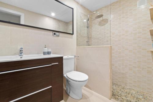 W łazience znajduje się toaleta, umywalka i prysznic. w obiekcie APARTMENT BIG PRIVAT TERRACE CALAFELL BEACH FREE Parking w mieście Calafell