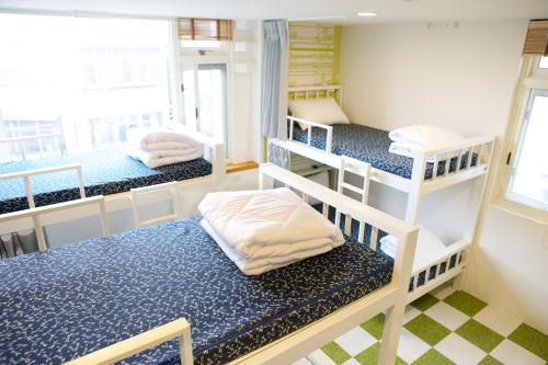 Happy Island Hostel tesisinde bir ranza yatağı veya ranza yatakları