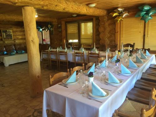 Restoran atau tempat lain untuk makan di Rancho Randevu