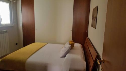 um quarto com uma cama com uma almofada em La casa del Capitano em Scerne