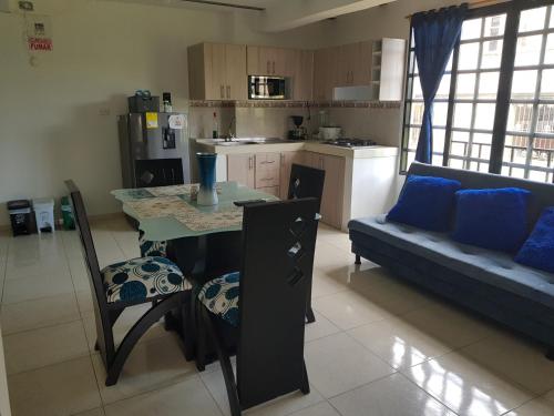 Apartamentos Williams في سانتا روزا دي كابال: مطبخ وغرفة معيشة مع طاولة وأريكة