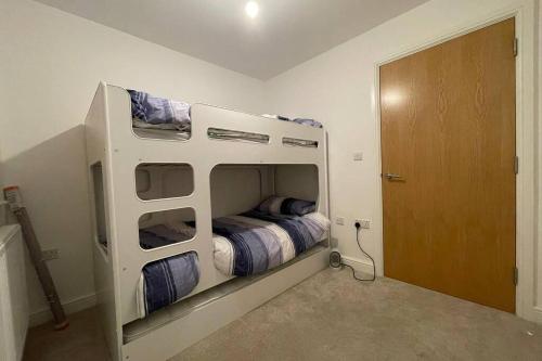 a small room with a bunk bed in a room at Luxury Modern 2Bed Seafront Apartment in Rhos on Sea in Colwyn Bay
