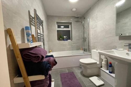 y baño con bañera, aseo y lavamanos. en Luxury Modern 2Bed Seafront Apartment in Rhos on Sea, en Colwyn Bay