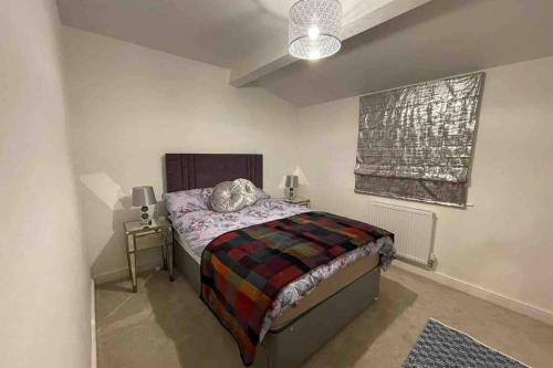 Un dormitorio con una cama grande y una ventana en Luxury Modern 2Bed Seafront Apartment in Rhos on Sea, en Colwyn Bay