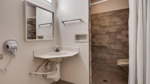 A bathroom at Econo Lodge I-5 at Rt 58