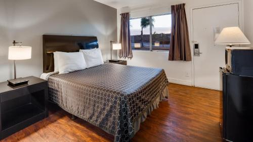 מיטה או מיטות בחדר ב-Econo Lodge I-5 at Rt 58
