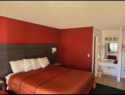 Ein Bett oder Betten in einem Zimmer der Unterkunft Windsor Inn Lake Havasu City