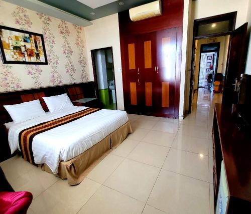 a bedroom with a large bed in a room at Hồ Tây Hotel in Thu Dau Mot