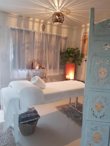 ファンガマタにあるEstuary Retreat Whangamataのベッドルーム1室(ベッド2台、シャンデリア付)