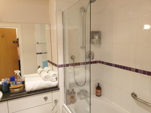 Ett badrum på Birmingham Ruby, 2 bedroom Apartment