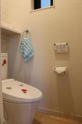 a bathroom with a toilet with a towel on the wall at Chiyoda-Home　Osu-sakae-Subways-JR trin-Spa-parking spot-WIFI in Nagoya