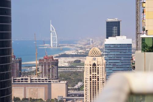 vistas al perfil urbano y edificios altos en skynest holiday homes 1bedroom apartment 4003, en Dubái
