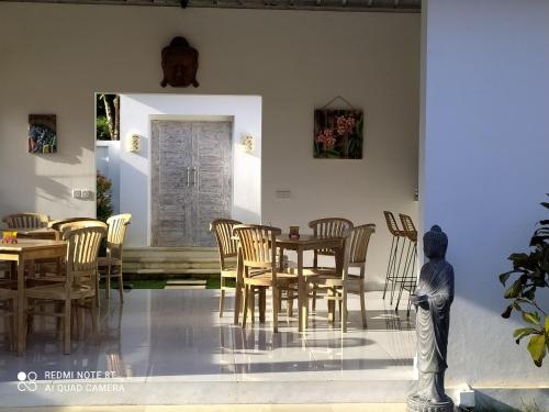 een eetkamer met een tafel en stoelen bij Villa Bukit Sweet Home in Uluwatu