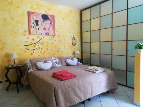 een slaapkamer met een bed met twee handdoeken erop bij Antoinette in Gaeta