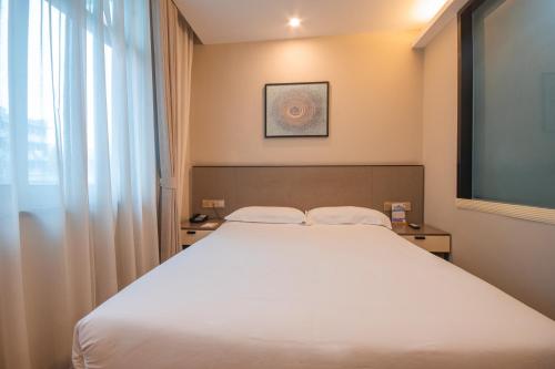 Postel nebo postele na pokoji v ubytování Hangzhou Yuqi Hotel