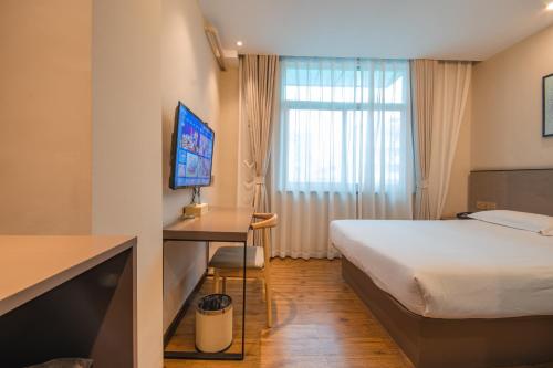 TV a/nebo společenská místnost v ubytování Hangzhou Yuqi Hotel