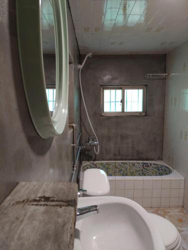 Bathroom sa Odyssey Divers Hostel