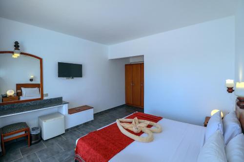 um quarto de hotel com uma cama com uma estrela do mar em Panda resort em Dahab