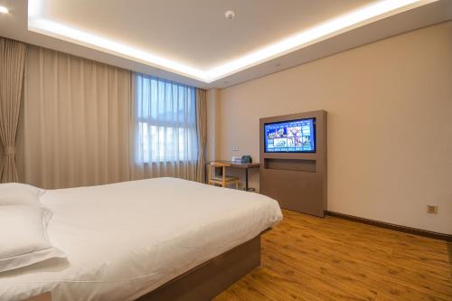 TV a/nebo společenská místnost v ubytování Hangzhou Yuqi Hotel