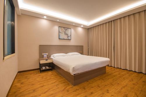 Postel nebo postele na pokoji v ubytování Hangzhou Yuqi Hotel
