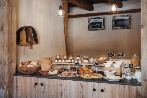 een buffet met brood en zoete deegwaren op een tafel bij Lüch Colz in Badia
