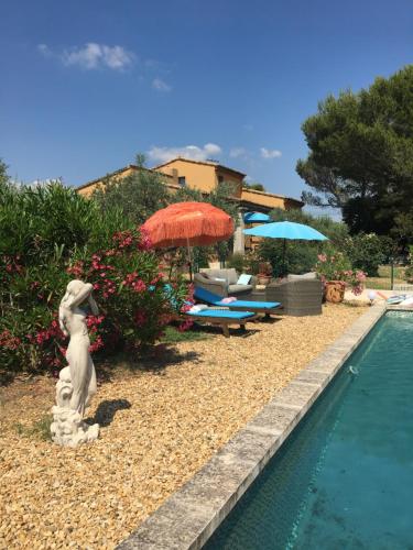 une statue d'un bunny à côté d'une piscine dans l'établissement Maison de famille au coeur du Luberon, à Mérindol
