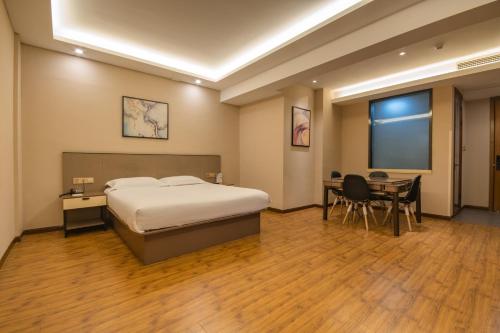 Postel nebo postele na pokoji v ubytování Hangzhou Yuqi Hotel