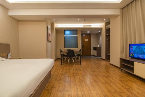 TV a/nebo společenská místnost v ubytování Hangzhou Yuqi Hotel