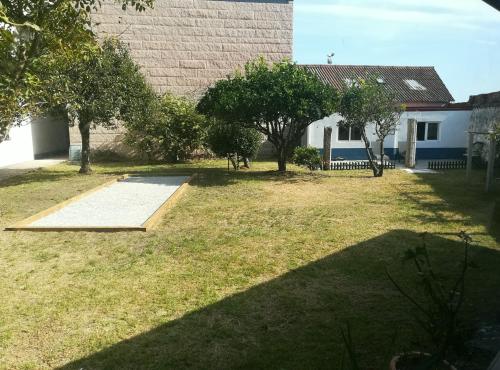 a yard with some trees and a building at Casa Guillan Illa de Arousa in Isla de Arosa