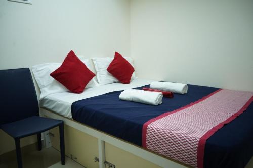 Un pat sau paturi într-o cameră la RAJE SAMBHAJI GUEST HOUSE