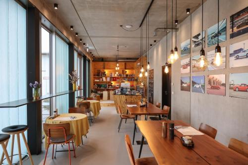 ein Restaurant mit Tischen und Stühlen und eine Bar in der Unterkunft elferrooms Hotel in Ubstadt-Weiher