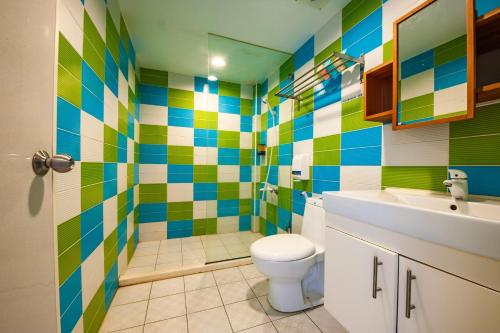 a bathroom with a toilet and a sink at Mahalo B&B in Magong