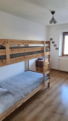 een slaapkamer met 2 stapelbedden in een kamer bij Briançon-Serre Chevalier - Apt 3 pièces - 4 à 6 couchages - Au calme-Jardin mis à dispo in Briançon