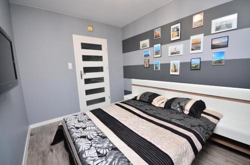 Postel nebo postele na pokoji v ubytování APARTAMENT - DZIWNÓWEK - LEŚNE TARASY - 45B/10 - 150 M OD MORZA