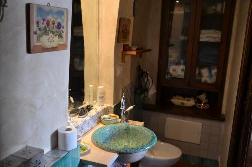 Kupaonica u objektu La Casa del Pittore di Petralia